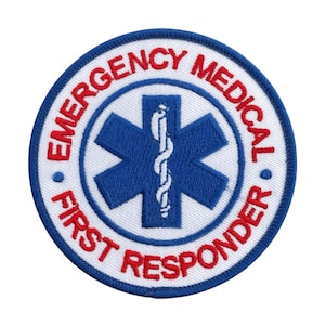 Può includere: Toppa ricamata con sfondo bianco, bordo blu e testo rosso. Il testo recita "EMERGENCY MEDICAL FIRST RESPONDER" attorno a un simbolo blu della Stella della Vita con un bastone e un serpente bianchi.
