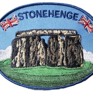 K&ouml;nnte beinhalten: Ovaler, gestickter Aufn&auml;her mit Stonehenge und dem Text "STONEHENGE" in Blau. Der Aufn&auml;her hat einen blauen Hintergrund, zwei Union Jack-Flaggen und eine gr&uuml;ne Wiese am unteren Rand.
