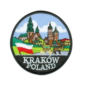 Può includere: Toppa ricamata raffigurante Cracovia, Polonia. Il design include un paesaggio urbano con edifici, una carrozza trainata da cavalli e la bandiera polacca. Il testo "KRAKOW POLAND" è ben visibile.