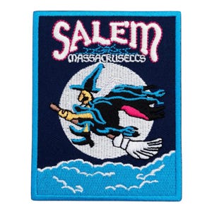 Puede incluir: Parche bordado con una bruja volando en una escoba frente a una luna llena. El parche tiene la palabra "SALEM" en letras blancas y rosas, con "MASSACHUSETTS" debajo. El parche es azul marino con un borde azul claro.