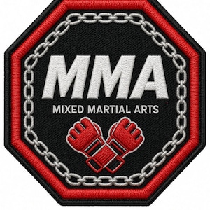 Könnte beinhalten: Ein achteckiger gestickter Aufnäher mit schwarzem Hintergrund und rotem Rand. Der Text MMA und MIXED MARTIAL ARTS ist in Weiß gehalten. Ein silberner Kettenrand umgibt die Mitte, darunter befinden sich zwei rote und schwarze Kampfhandschuhe.