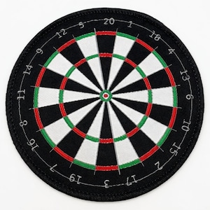 Op de afbeelding: Ronde dartbord patch met een zwarte rand. Het dartbord heeft een klassiek ontwerp met afwisselende zwarte en witte secties, rode en groene ringen en cijfers rondom de rand. De bullseye in het midden is rood en groen.