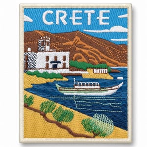 Könnte beinhalten: Ein rechteckiger bestickter Aufnäher mit einer Landschaft von Kreta und dem Wort "CRETE" in weißen Buchstaben oben. Die Szene zeigt ein weißes Gebäude, braune Berge, ein blaues Meer, ein kleines Boot und gelbes Land mit grünen Bäumen.