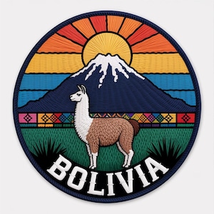 Puede incluir: Parche bordado con un llama frente a una montaña y un sol poniente. El parche tiene un borde azul y la palabra "BOLIVIA" en blanco. El diseño incluye un colorido patrón geométrico y hierba verde.