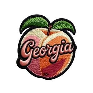 Peut inclure: Écusson brodé représentant une pêche avec le mot "Georgia" en cursive. La pêche est dans des tons d'orange, de rose et de crème, avec des feuilles vertes et une bordure noire. Parfait pour les vêtements ou accessoires.
