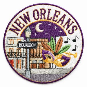 Może przedstawiać: Haftowana naszywka z motywem Nowego Orleanu. Naszywka zawiera fioletowe słowa "New Orleans", znak uliczny "Bourbon", maskę, nuty i trąbkę. Tło to nocne niebo z półksiężycem.