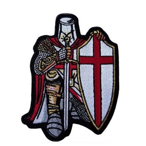 Può includere: Toppa ricamata di un cavaliere inginocchiato in armatura che tiene una spada e uno scudo con una croce rossa su sfondo bianco.