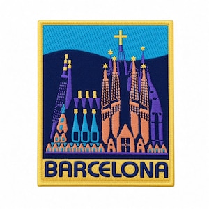 Puede incluir: Un parche bordado rectangular que presenta una representación estilizada de la Sagrada Familia en Barcelona. El diseño utiliza tonos azules, morados, melocotón y amarillos, con un borde amarillo y la palabra BARCELONA en azul abajo.