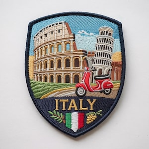 Könnte beinhalten: Gestickter Aufnäher mit italienischen Wahrzeichen: dem Kolosseum, dem schiefen Turm von Pisa und einem roten Motorroller. Der Aufnäher hat einen blauen Rand und enthält das Wort "ITALY" sowie die italienische Flagge und eine Traube.