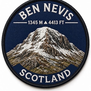 Könnte beinhalten: Ein runder bestickter Aufnäher mit einer detaillierten Darstellung des Berges Ben Nevis mit schneebedeckten Gipfeln. Auf dem dunkelblauen Hintergrund steht der weiße Text BEN NEVIS und SCOTLAND sowie die Höhe 1345 M und 4413 FT.