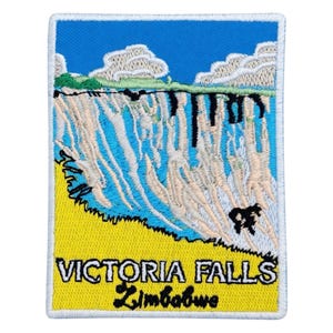 Könnte beinhalten: Gestickter Aufnäher mit den Victoriafällen in Simbabwe. Das Design zeigt einen blauen Himmel, einen Wasserfall mit weißem und blauem Wasser und einen gelben Vordergrund. Der Text "VICTORIA FALLS Zimbabwe" ist in Weiß und Gelb dargestellt.