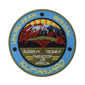 Könnte beinhalten: Runder, gestickter Aufnäher mit einer Berglandschaft und dem Text "Uhuru Peak Rongai Kilimanjaro". Der Aufnäher enthält den Text "5.895 m 19.341 ft The Roof of Africa" in einem kreisförmigen Design mit blauem, grünem und gelbem Farbschema.