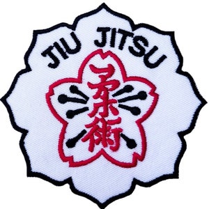 Pode incluir: Etiqueta branca bordada com contorno preto, apresentando uma flor de cerejeira vermelha com caracteres japoneses e o texto "JIU JITSU".