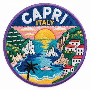 Könnte beinhalten: Runder, gestickter Aufnäher mit einer Szene von Capri, Italien. Das Design zeigt den Text "CAPRI ITALY", einen Sonnenuntergang, ein Boot und Küstenmerkmale. Der Aufnäher hat einen lila Rand und ist eine farbenfrohe Darstellung einer Küstenlandschaft.