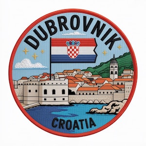 Könnte beinhalten: Gestickter Aufnäher mit der Stadt Dubrovnik, Kroatien. Das Design zeigt die Skyline der Stadt, die kroatische Flagge und den Text "DUBROVNIK CROATIA" in einem kreisförmigen Format. Der Aufnäher hat einen blauen Hintergrund mit rotem Rand.