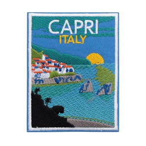 Könnte beinhalten: Gestickter Aufnäher mit einer Ansicht von Capri, Italien. Das Design zeigt den Text "CAPRI ITALY", eine Küstenlandschaft mit Gebäuden, Meer und Sonnenuntergang, umrahmt von einem blauen Rand.