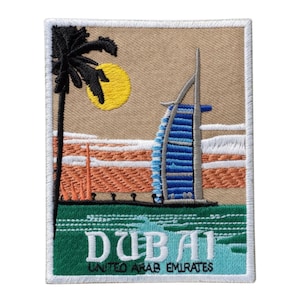 Pode incluir: Patch bordado com uma paisagem de Dubai com uma palmeira, sol amarelo e o hotel Burj Al Arab. O patch tem uma borda verde e a palavra "DUBAI" com "UNITED ARAB EMIRATES" abaixo.