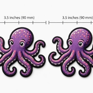 Peut inclure: Deux écussons de poulpe violets, chacun de 8,9 cm de large, avec une bordure noire. Le poulpe a une tête texturée, de grands yeux et des accents roses sur ses tentacules. Les écussons sont sur fond blanc.