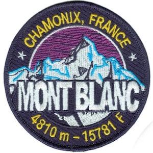 Könnte beinhalten: Gestickter Aufnäher mit dem Text "CHAMONIX, FRANCE" und "MONT BLANC" mit einer Berg-Grafik. Der Aufnäher enthält die Höhe in Metern und Fuß: 4810 m - 15781 F. Der Aufnäher hat einen dunkelblauen Rand mit gelbem und weißem Text.