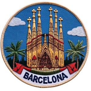 Może przedstawiać: Haftowana naszywka przedstawiająca bazylikę Sagrada Família w Barcelonie, Hiszpania. Projekt zawiera wieże kościoła, palmy, chmury i napis "Barcelona" na bannerze, na niebieskim tle.
