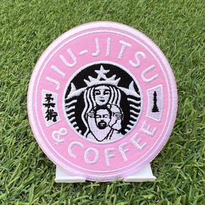 柔術とコーヒーパッチ (3インチ) ピンク アイロン接着バッジ 女の子用 BJJ 着物 GI、グラップリング ジムバッグ、キャップ、シャツ、ジャケット、格闘技ギフトパッチ