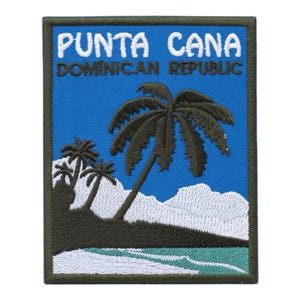 Peut inclure: Écusson brodé représentant une scène de plage tropicale avec des palmiers, l'océan et des nuages blancs. L'écusson porte l'inscription "PUNTA CANA DOMINICAN REPUBLIC" en blanc sur fond bleu, encadrée d'une bordure verte.