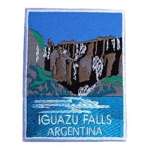 Könnte beinhalten: Gestickter Aufnäher mit einer blauen und grünen Landschaft mit einem Wasserfall und dem Text "IGUAZU FALLS ARGENTINA".