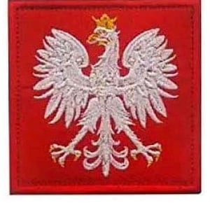 Könnte beinhalten: Quadratischer Aufnäher mit dem polnischen weißen Adler. Der Adler, mit goldener Krone, ist weiß auf rotem Hintergrund dargestellt. Der Aufnäher hat einen genähten Rand, und die Federn des Adlers sind detailliert.