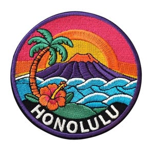 Könnte beinhalten: Gestickter Aufnäher mit einer hawaiianischen Landschaft mit einer Palme, einer Hibiskusblüte, einem Vulkan und Meereswellen unter einem Sonnenuntergang. Das Wort "HONOLULU" ist in Weiß auf einem lila Rand gestickt.
