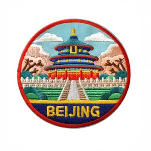 Puede incluir: Parche bordado circular que representa el Templo del Cielo en Pekín. El parche tiene un borde rojo, un fondo de cielo azul y la palabra "BEIJING" en amarillo. El templo está representado en colores brillantes, con bordados detallados.