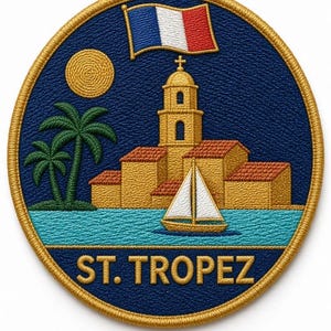 Peut inclure: Un écusson brodé circulaire avec un fond bleu foncé et une bordure dorée. Il représente un soleil jaune, deux palmiers verts, une église dorée au toit rouge, un voilier blanc sur une mer bleue, un drapeau français et le texte ST. TROPEZ.