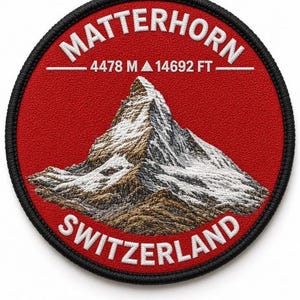 Könnte beinhalten: Ein kreisförmiger bestickter Aufnäher mit rotem Hintergrund und schwarzem Rand. Er zeigt eine detaillierte Bergillustration des Matterhorns mit weißem Schnee und braunem Fels. Der Text lautet Matterhorn, 4478 M, 14692 FT und Switzerland.