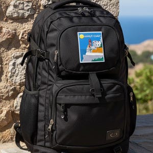 Peut inclure: Sac &agrave; dos noir avec plusieurs compartiments, fermetures &eacute;clair et sangles r&eacute;glables. Comporte un &eacute;cusson avec le texte "AMALFI COAST" et une sc&egrave;ne c&ocirc;ti&egrave;re. Comprend une poign&eacute;e sup&eacute;rieure et une poche lat&eacute;rale en filet. Id&eacute;al pour les voyages ou le quotidien.
