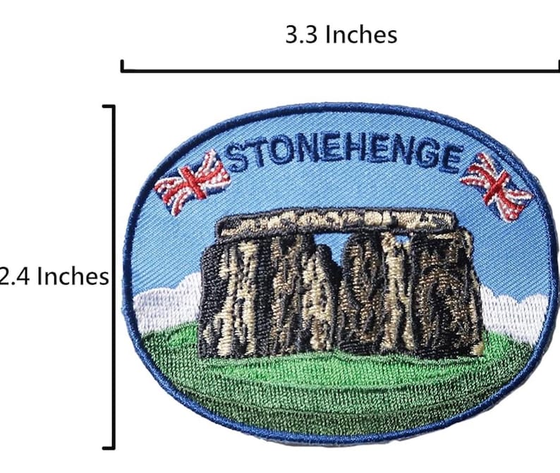 K&ouml;nnte beinhalten: Ovaler, gestickter Aufn&auml;her mit Stonehenge, dem Text "STONEHENGE" und zwei Union-Jack-Flaggen. Der Aufn&auml;her ist 8,4 cm breit und 6,1 cm hoch. Das Design zeigt einen blauen Himmel, gr&uuml;nes Gras und detaillierte Steinmetzarbeiten.