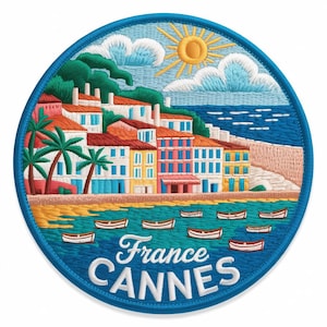 Può includere: Toppa ricamata raffigurante una scena costiera a Cannes, Francia. Il design include edifici colorati, palme, barche e un cielo soleggiato. Il testo "France CANNES" è ricamato in bianco.