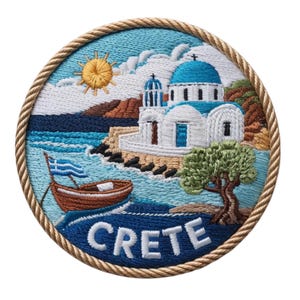 Könnte beinhalten: Gestickter Aufnäher mit einer Küstenlandschaft von Kreta. Das Design zeigt eine weiße Kirche mit blauen Kuppeln, ein Boot mit griechischer Flagge und das Wort "CRETE". Der runde Aufnäher hat einen seilartigen Rand. Das Design erinnert an Reisen und Tradition.