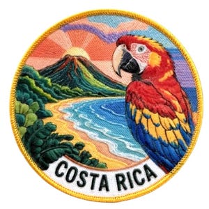 Peut inclure: Écusson brodé représentant un perroquet aux couleurs vives, rouge, jaune et bleu, sur une scène de plage costaricienne. Le motif comprend un volcan, l'océan et le texte "COSTA RICA" en blanc.
