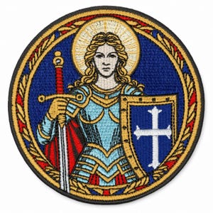Könnte beinhalten: Ein kreisförmiger bestickter Aufnäher mit einer Figur mit langem Haar und Heiligenschein, die eine hellblaue Rüstung trägt. Die Figur hält ein silbernes Schwert mit rotem Griff und einen blauen Schild mit weißem Kreuz. Der Rand ist gold.