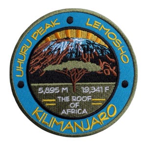 Op de afbeelding: Geborduurd embleem met een berglandschap en de tekst "Uhuru Peak, Lemosho, Kilimanjaro". Het embleem bevat de tekst "The Roof of Africa" en de afmetingen 5.895 m en 19.341 ft. Het embleem heeft een blauw, groen en geel kleurenschema.