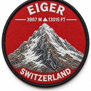 Könnte beinhalten: Ein runder gestickter Aufnäher mit rotem Hintergrund und schwarzem Rand. Er zeigt eine detaillierte Bergillustration in Weiß, Grau und Braun. Der Text EIGER steht oben und SWITZERLAND unten in Weiß. 3967 M und 13015 FT sind aufgedruckt.