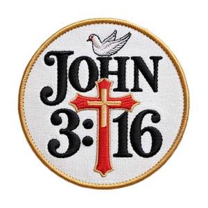 Peut inclure: Écusson brodé avec le texte "JOHN 3:16" en noir, une croix rouge et or, et une colombe blanche. L'écusson a un fond blanc avec une bordure dorée.
