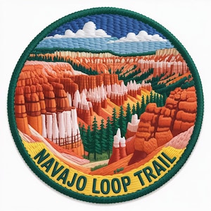 Puede incluir: Parche bordado con un paisaje del Navajo Loop Trail. El diseño muestra formaciones rocosas anaranjadas, árboles verdes, cielo azul con nubes y el texto "Navajo Loop Trail" en amarillo.