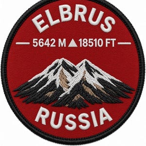 Puede incluir: Un parche bordado circular con fondo rojo y borde negro. Presenta un gráfico de montaña blanco con sombreado negro y marrón. El texto dice ELBRUS, 5642 M, 18510 FT y RUSSIA en letras mayúsculas blancas.