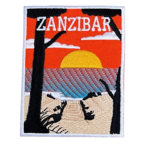 Può includere: Toppa ricamata con una scena del tramonto a Zanzibar. Il design include un cielo arancione vibrante, un sole giallo e un oceano blu e bianco. La parola "ZANZIBAR" è cucita in bianco. Sagome di alberi neri incorniciano la scena.