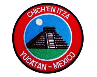 Op de afbeelding: Geborduurde ronde patch met de piramide van Chich'en Itza in Mexico. De patch heeft een rode rand met witte tekst "CHICH'EN ITZA" en "YUCATAN - MEXICO". Het midden toont een blauwe lucht, een witte maan en een groen veld.