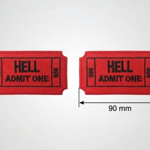 Op de afbeelding: Twee rode geborduurde patches in de vorm van vintage tickets, elk 9 cm lang en 5 cm hoog. De patches hebben de tekst "HELL ADMIT ONE" in zwart, met het nummer "666" aan elke kant.