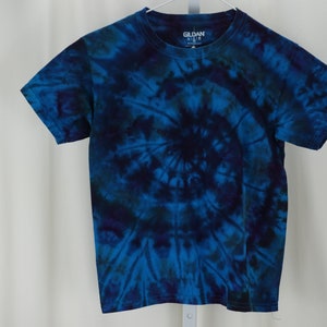 Fractal Effect Youth Small (6-8) is short sleeved. Psychedelic tie dye shirt. YSSS1590