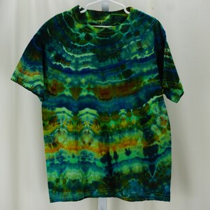 Fractal Effect Youth Small (6-8) is short sleeved. Psychedelic tie dye shirt. YSSS1591