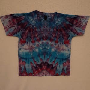 Fractal Effect Youth Large 10/12). Crew neck, short sleeve, psychedelic tie dye shirt. YSSL1108