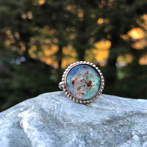 Anel de prata esterlina com cabochão de vidro colorido azul, rosa e vermelho